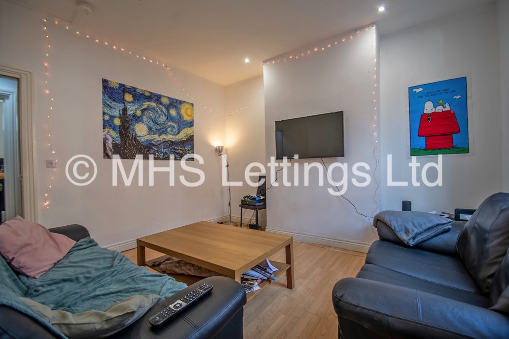 Photo of 5 Bedroom Mid Terraced House in 19 Welton Place, Leeds, LS6 1EW