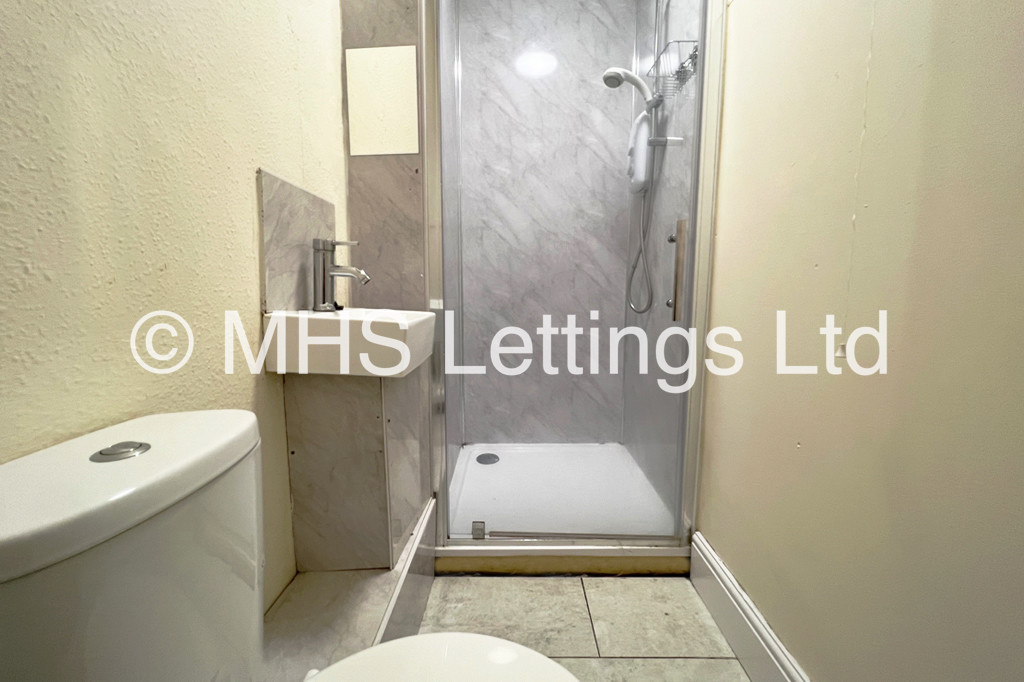 Photo of 5 Bedroom Mid Terraced House in 1 Lucas Street, Leeds, LS6 2JD