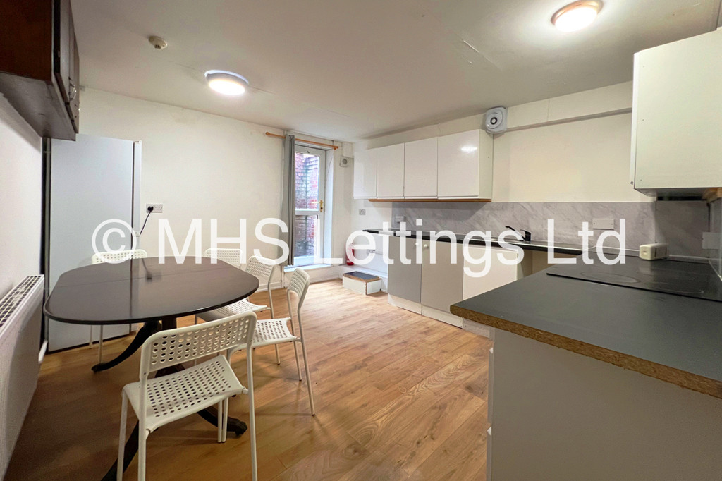 Photo of 5 Bedroom Mid Terraced House in 1 Lucas Street, Leeds, LS6 2JD