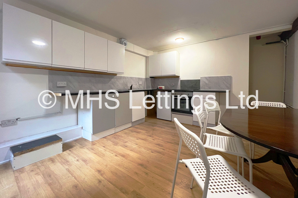 Photo of 5 Bedroom Mid Terraced House in 1 Lucas Street, Leeds, LS6 2JD