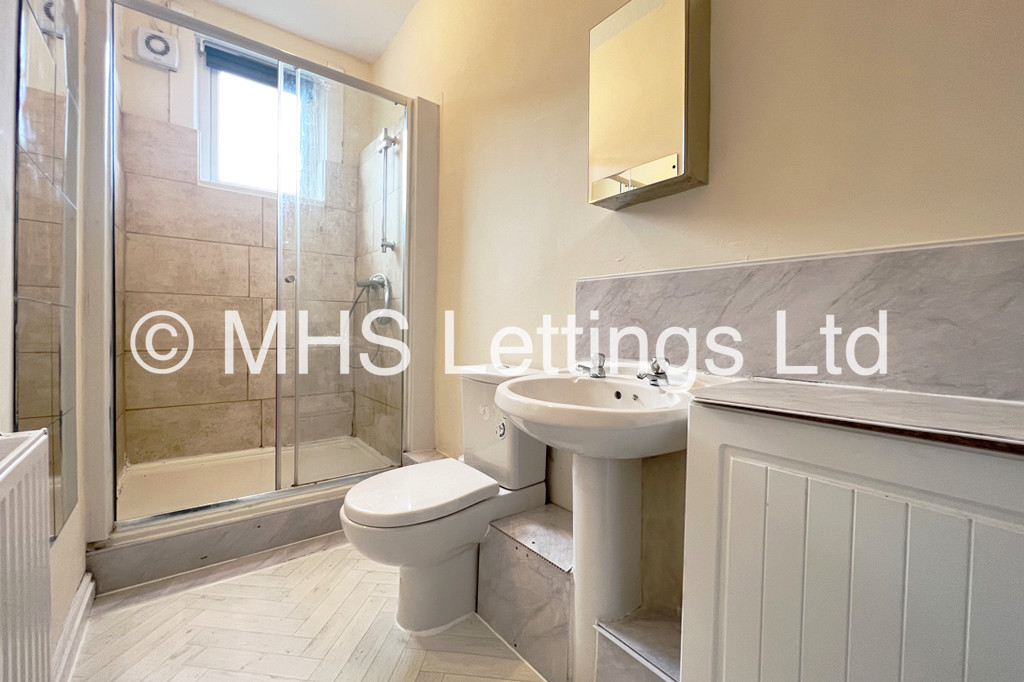 Photo of 5 Bedroom Mid Terraced House in 1 Lucas Street, Leeds, LS6 2JD