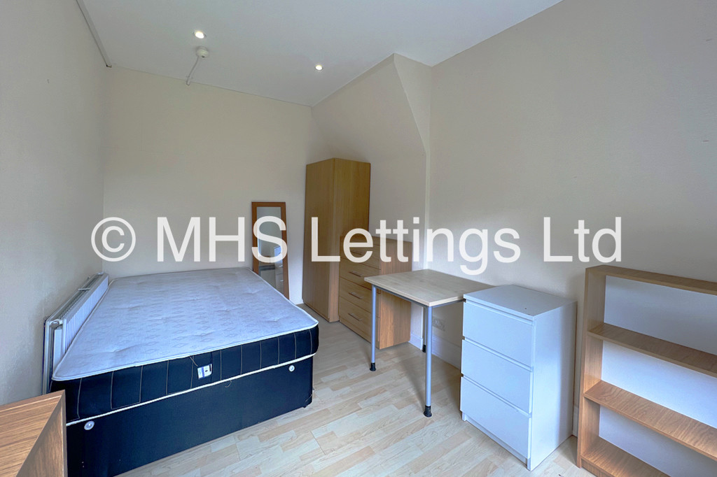 Photo of 5 Bedroom Mid Terraced House in 1 Lucas Street, Leeds, LS6 2JD