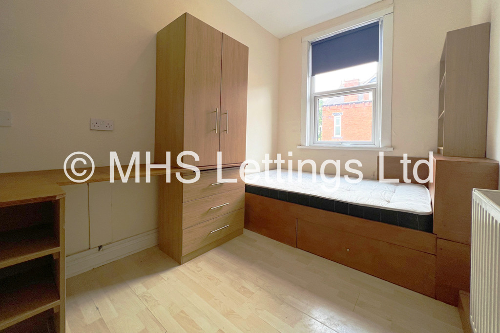 Photo of 5 Bedroom Mid Terraced House in 1 Lucas Street, Leeds, LS6 2JD