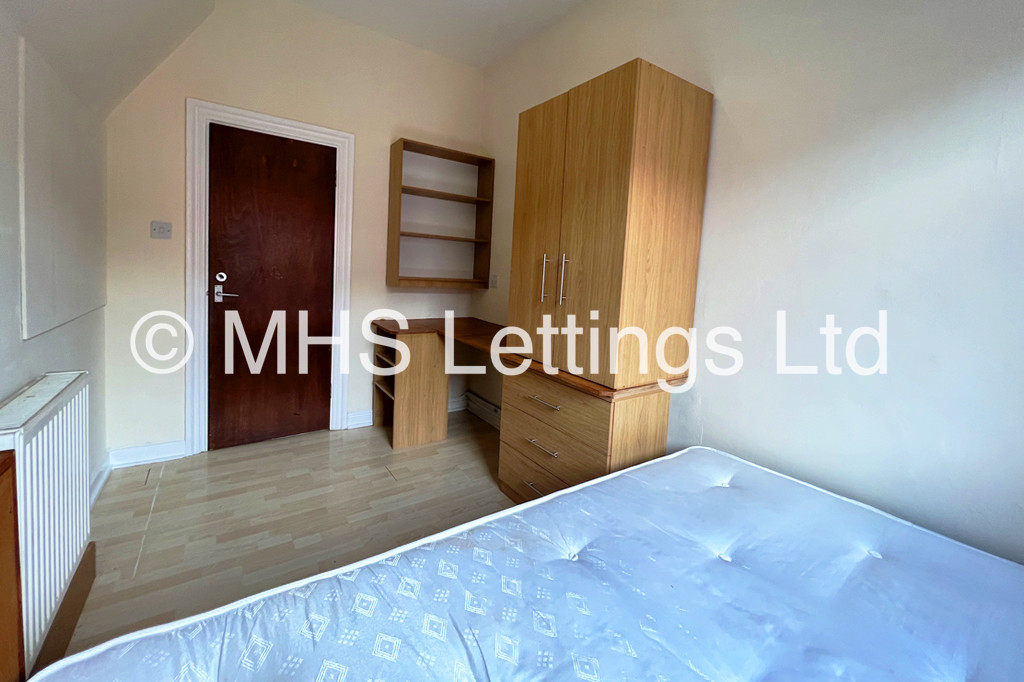 Photo of 5 Bedroom Mid Terraced House in 1 Lucas Street, Leeds, LS6 2JD