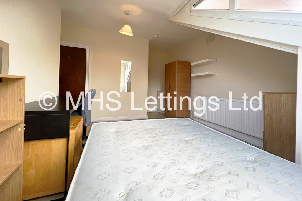 Photo of 5 Bedroom Mid Terraced House in 1 Lucas Street, Leeds, LS6 2JD