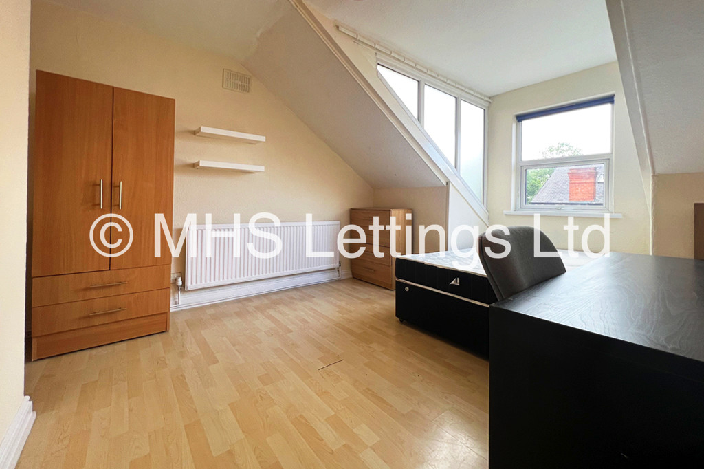 Photo of 5 Bedroom Mid Terraced House in 1 Lucas Street, Leeds, LS6 2JD