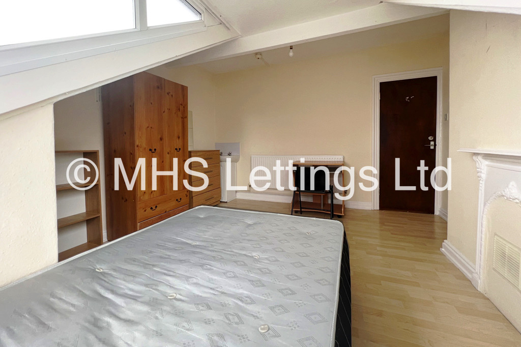 Photo of 5 Bedroom Mid Terraced House in 1 Lucas Street, Leeds, LS6 2JD
