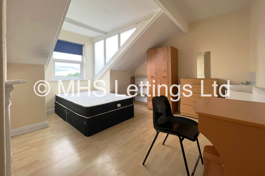Photo of 5 Bedroom Mid Terraced House in 1 Lucas Street, Leeds, LS6 2JD