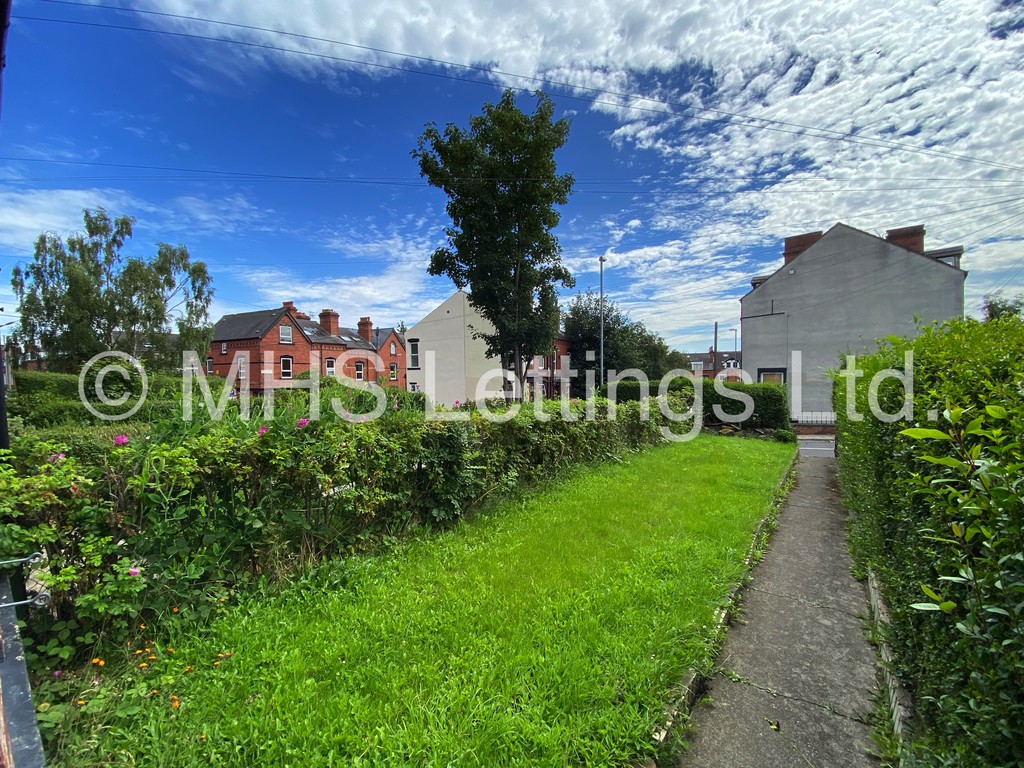 Photo of 5 Bedroom Mid Terraced House in 1 Lucas Street, Leeds, LS6 2JD