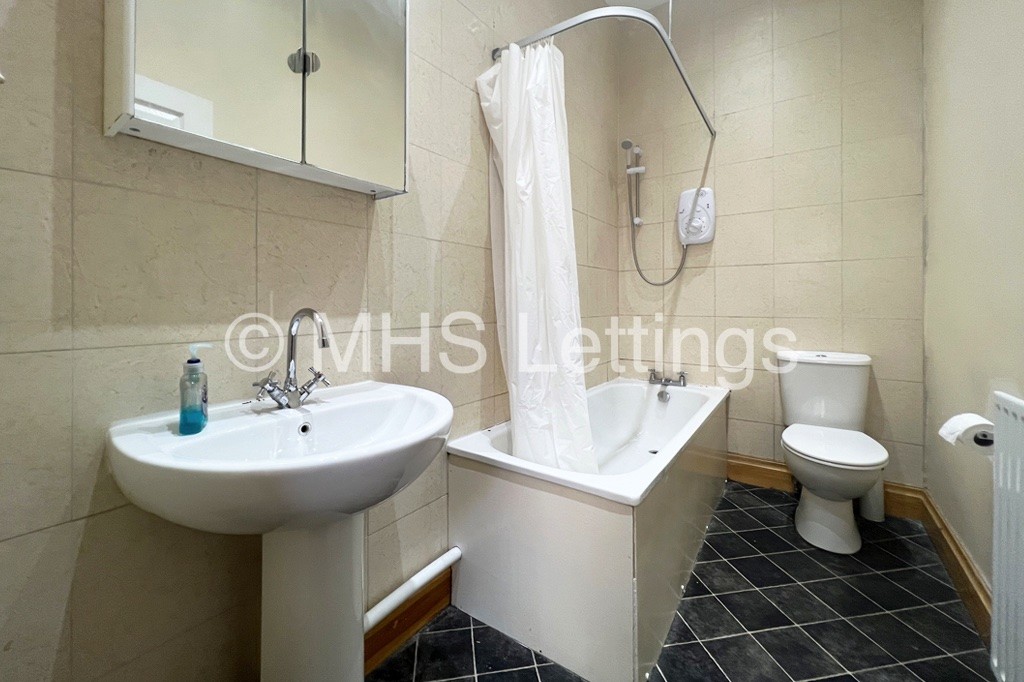 Photo of 10 Bedroom Mid Terraced House in 144 Woodsley Road, Leeds, LS2 9LZ