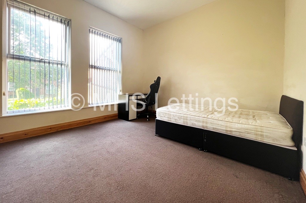 Photo of 10 Bedroom Mid Terraced House in 144 Woodsley Road, Leeds, LS2 9LZ