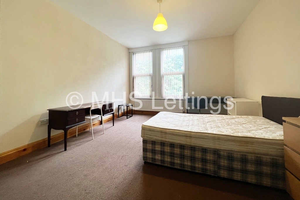 Photo of 10 Bedroom Mid Terraced House in 144 Woodsley Road, Leeds, LS2 9LZ
