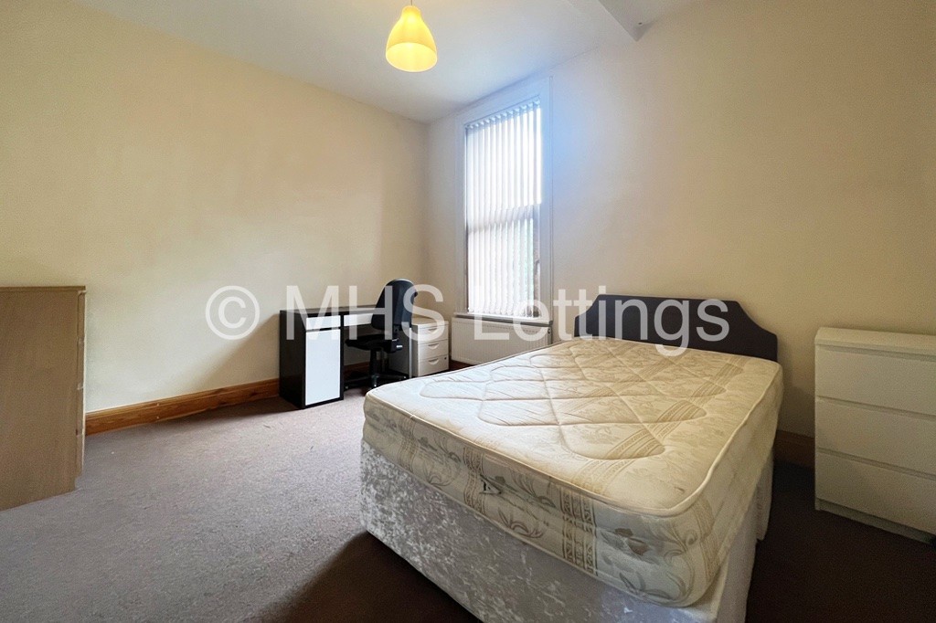 Photo of 10 Bedroom Mid Terraced House in 144 Woodsley Road, Leeds, LS2 9LZ