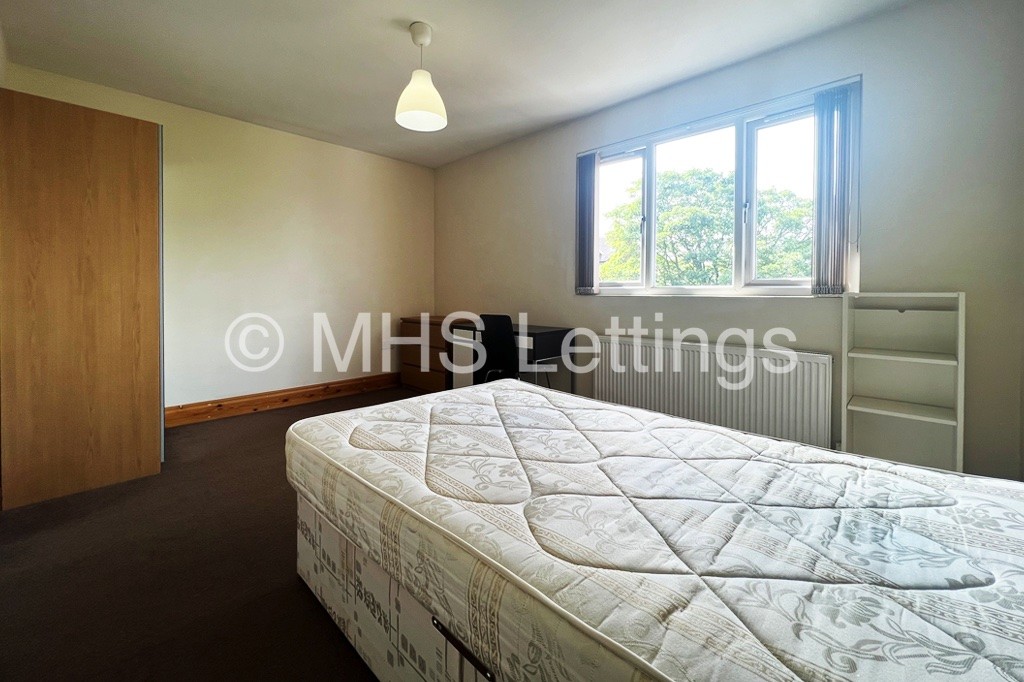 Photo of 10 Bedroom Mid Terraced House in 144 Woodsley Road, Leeds, LS2 9LZ