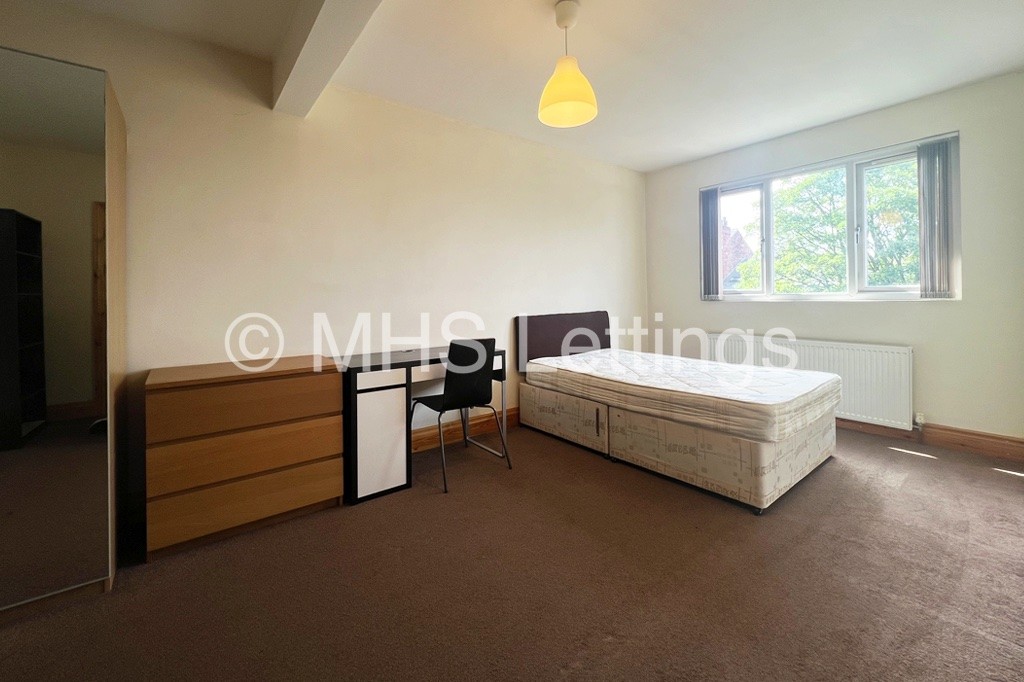 Photo of 10 Bedroom Mid Terraced House in 144 Woodsley Road, Leeds, LS2 9LZ