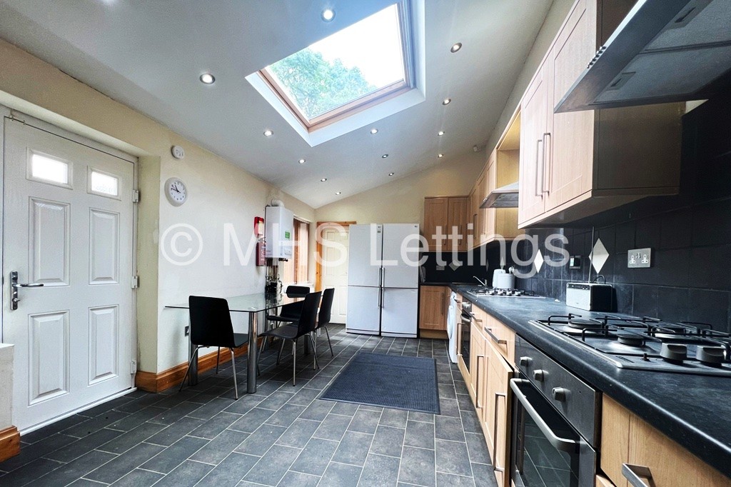 Photo of 10 Bedroom Mid Terraced House in 144 Woodsley Road, Leeds, LS2 9LZ
