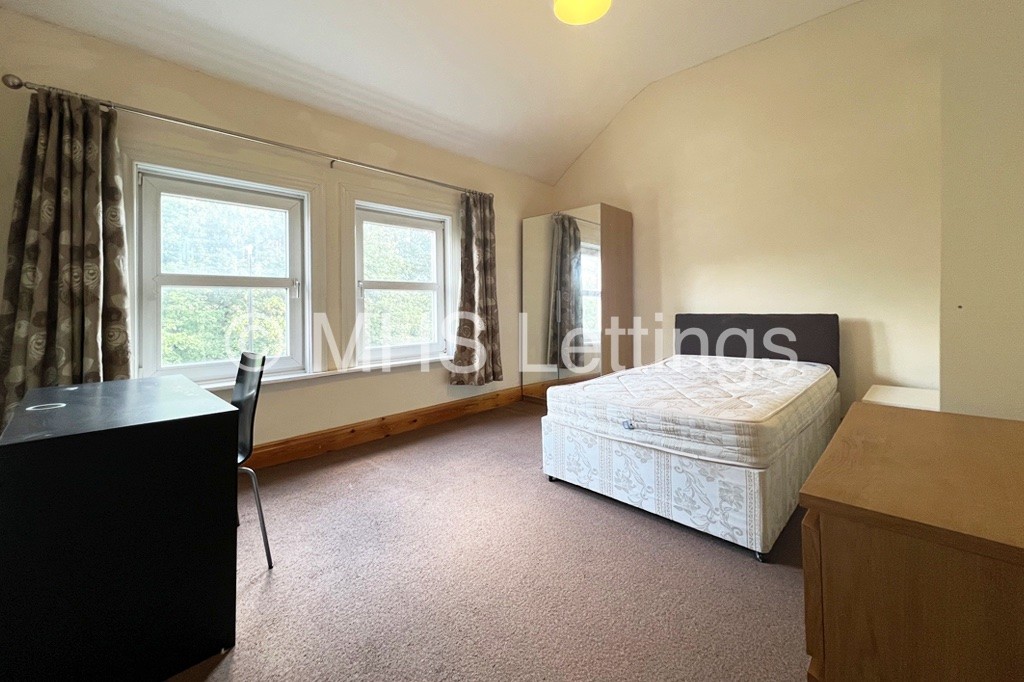 Photo of 10 Bedroom Mid Terraced House in 144 Woodsley Road, Leeds, LS2 9LZ