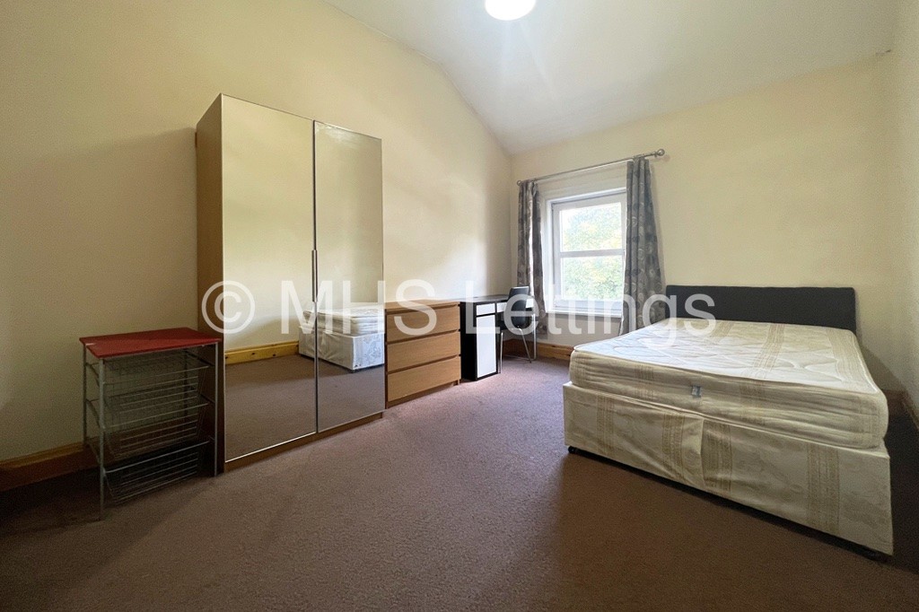 Photo of 10 Bedroom Mid Terraced House in 144 Woodsley Road, Leeds, LS2 9LZ