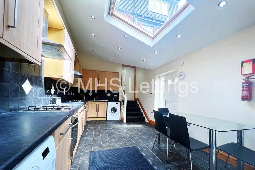 Photo of 10 Bedroom Mid Terraced House in 144 Woodsley Road, Leeds, LS2 9LZ