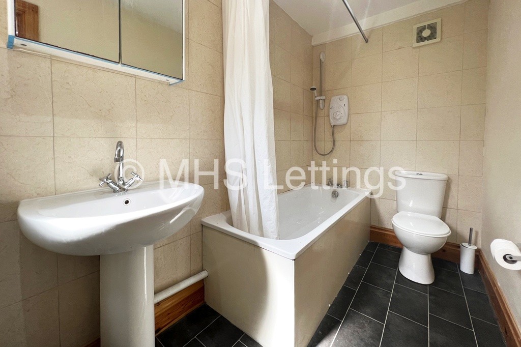 Photo of 10 Bedroom Mid Terraced House in 144 Woodsley Road, Leeds, LS2 9LZ