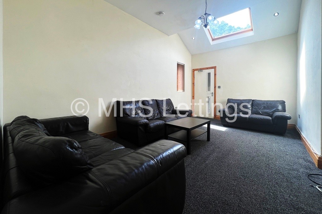 Photo of 10 Bedroom Mid Terraced House in 144 Woodsley Road, Leeds, LS2 9LZ
