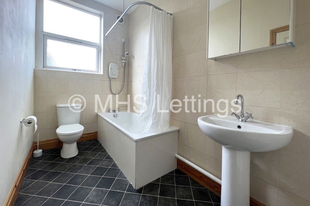 Photo of 10 Bedroom Mid Terraced House in 144 Woodsley Road, Leeds, LS2 9LZ