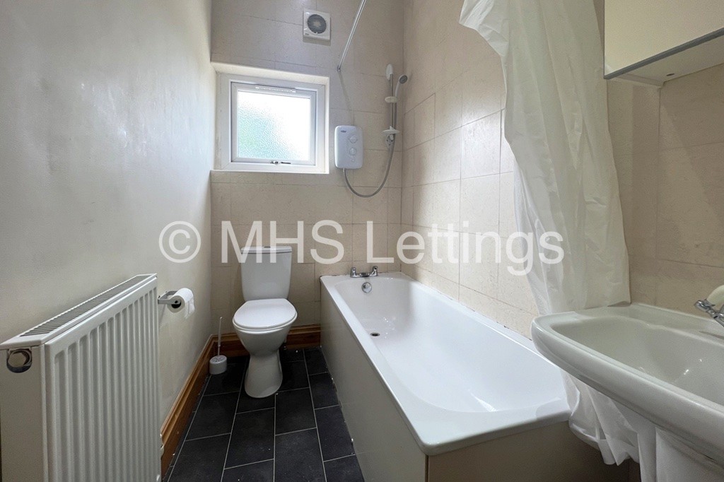 Photo of 10 Bedroom Mid Terraced House in 144 Woodsley Road, Leeds, LS2 9LZ