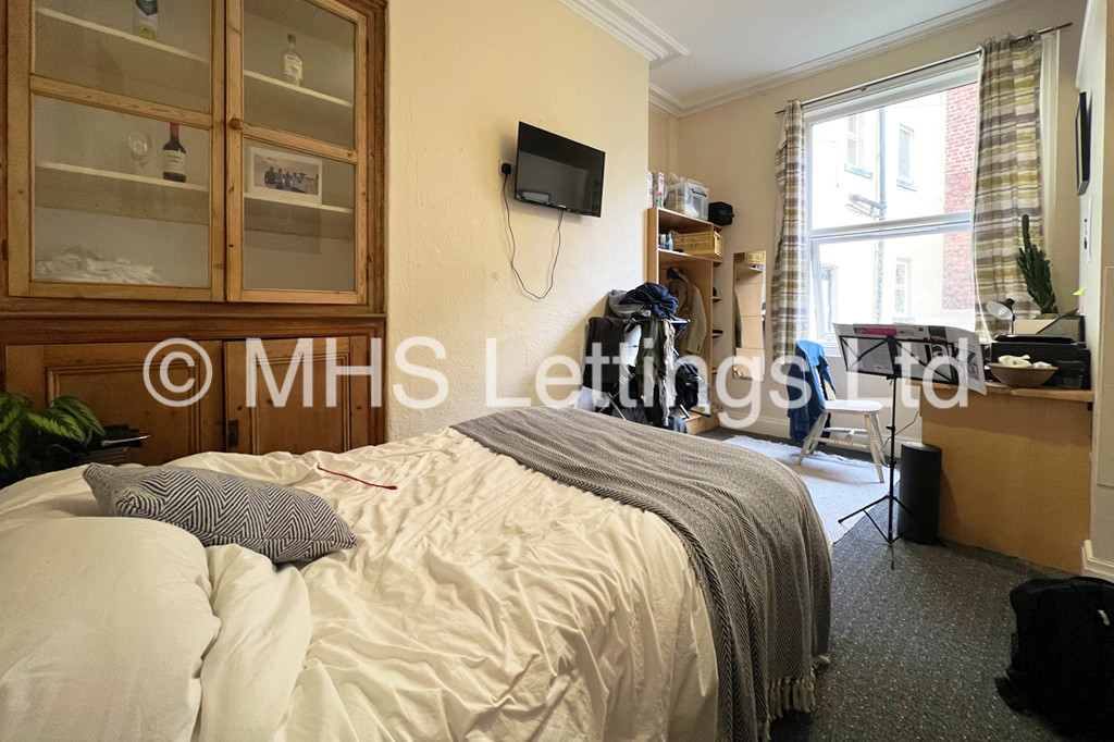 Photo of 8 Bedroom Mid Terraced House in 10 Kensington Terrace, Leeds, LS6 1BE