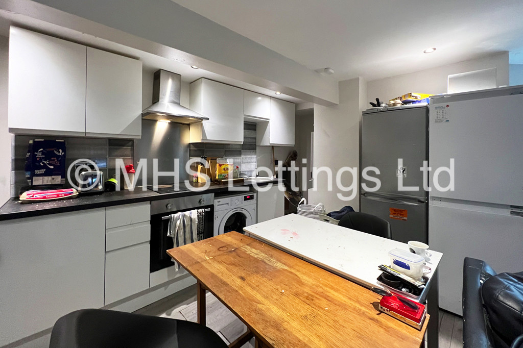 Photo of 8 Bedroom Mid Terraced House in 10 Kensington Terrace, Leeds, LS6 1BE