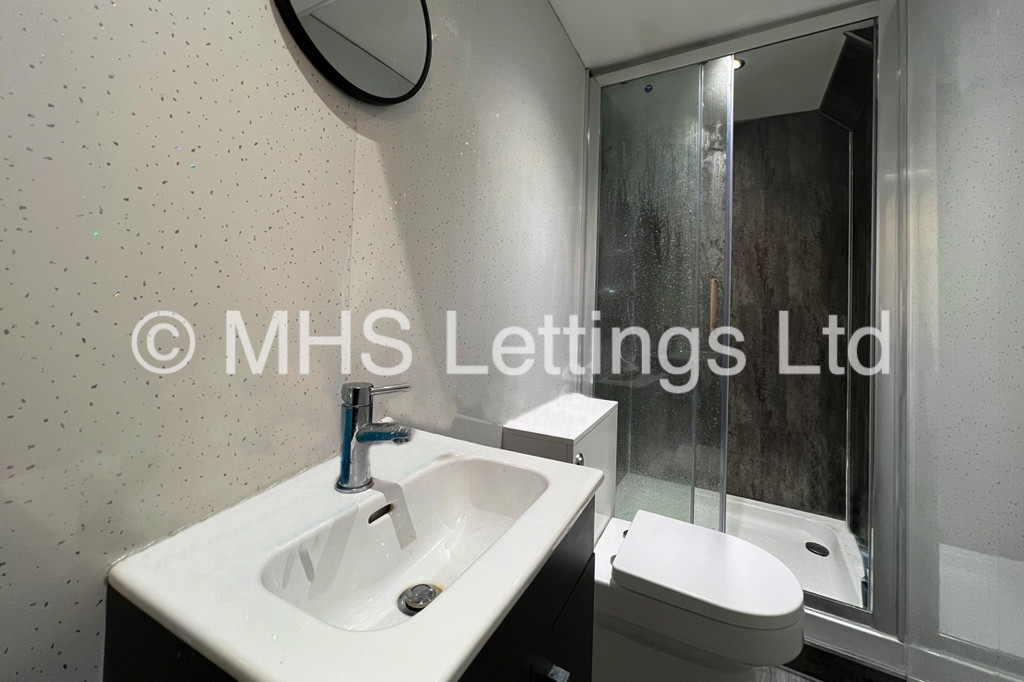 Photo of 8 Bedroom Mid Terraced House in 10 Kensington Terrace, Leeds, LS6 1BE