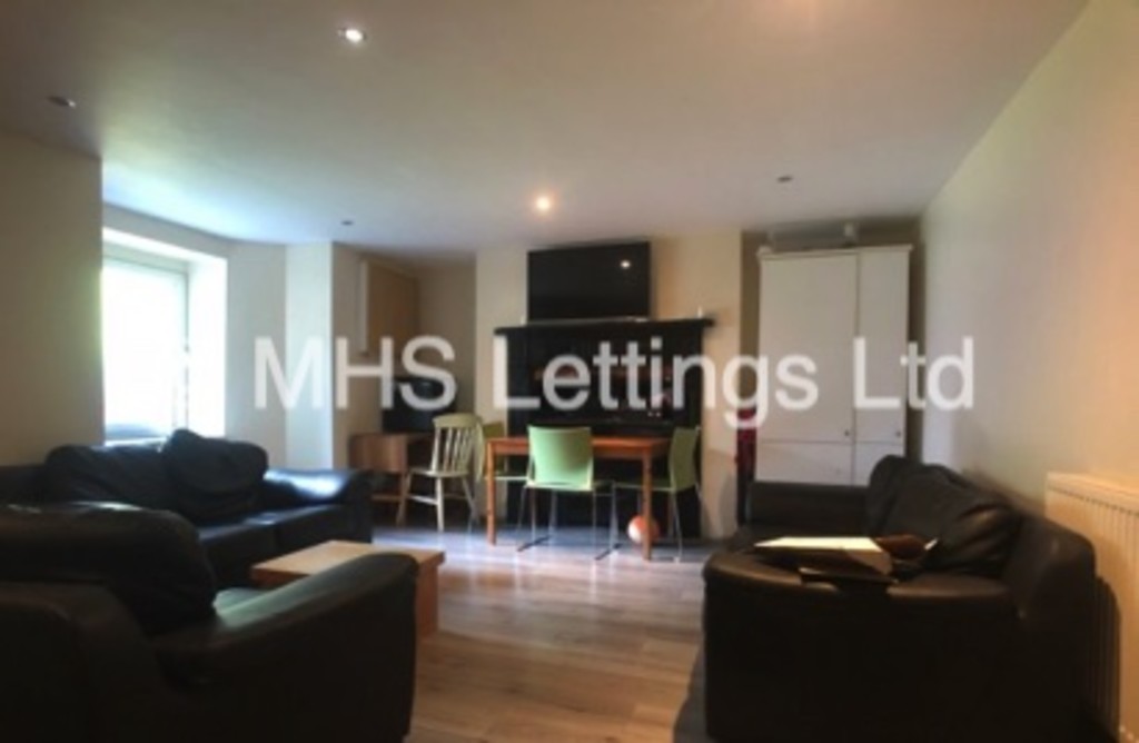 Photo of 8 Bedroom Mid Terraced House in 10 Kensington Terrace, Leeds, LS6 1BE