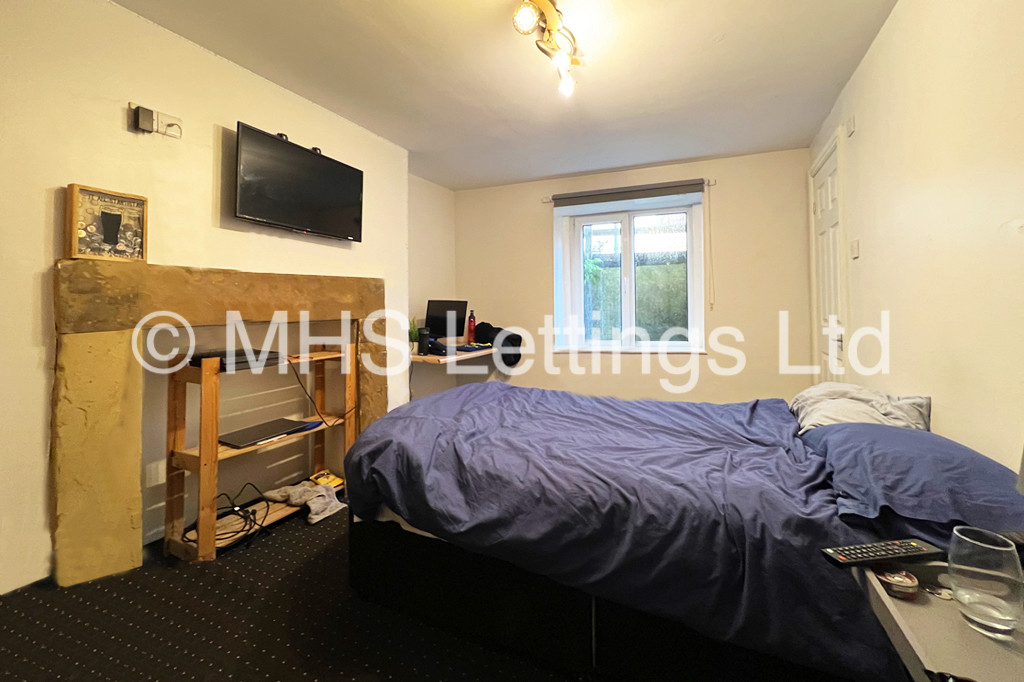 Photo of 8 Bedroom Mid Terraced House in 10 Kensington Terrace, Leeds, LS6 1BE