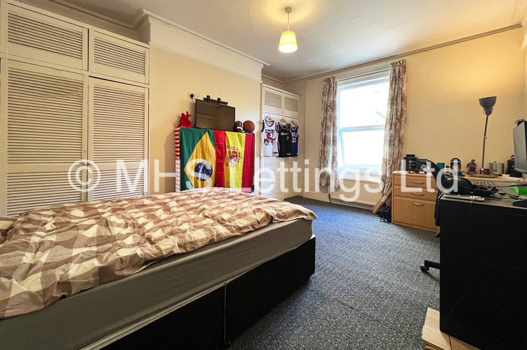 Photo of 8 Bedroom Mid Terraced House in 10 Kensington Terrace, Leeds, LS6 1BE