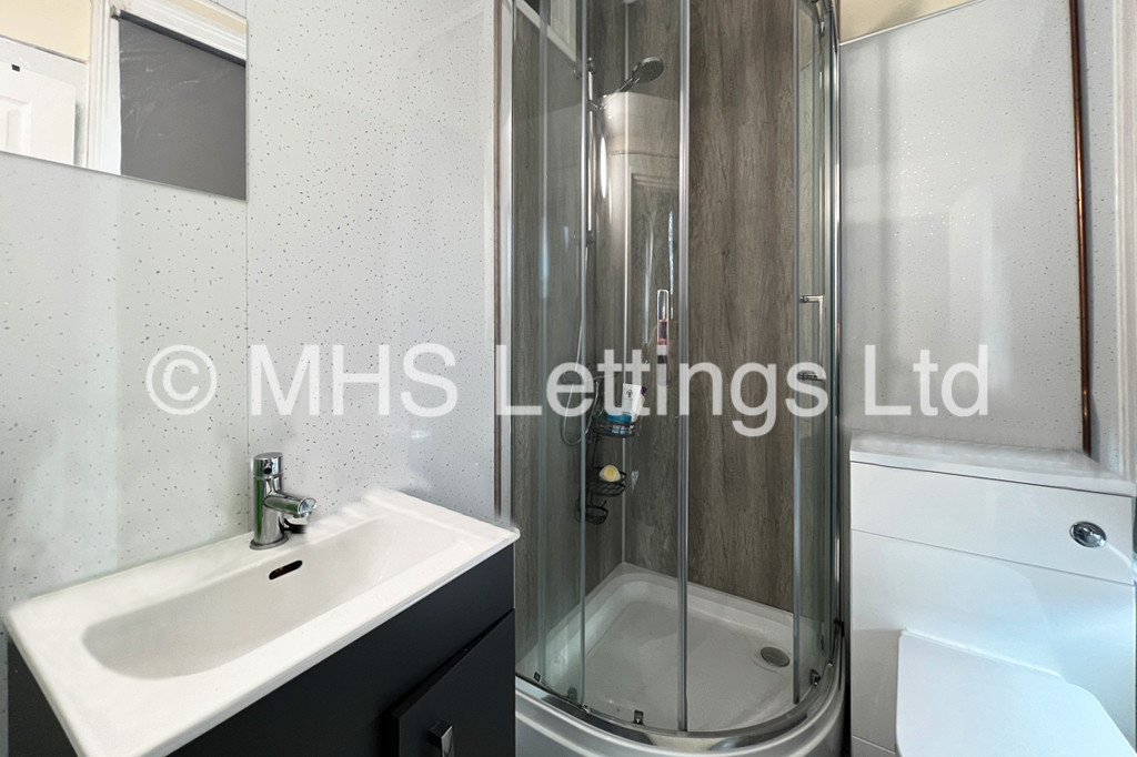Photo of 8 Bedroom Mid Terraced House in 10 Kensington Terrace, Leeds, LS6 1BE