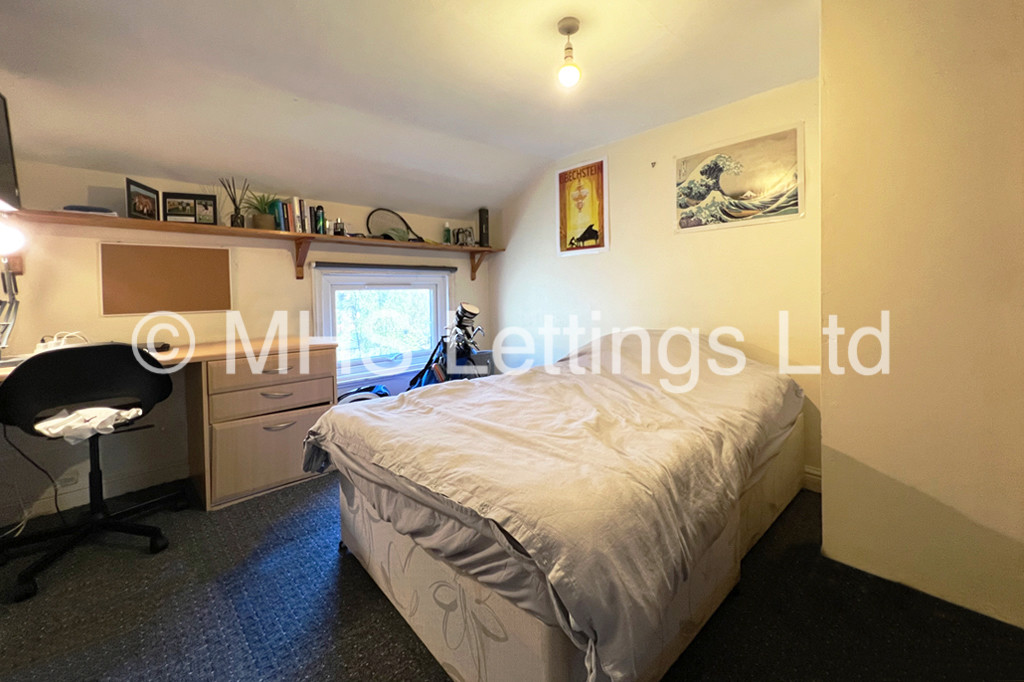 Photo of 8 Bedroom Mid Terraced House in 10 Kensington Terrace, Leeds, LS6 1BE