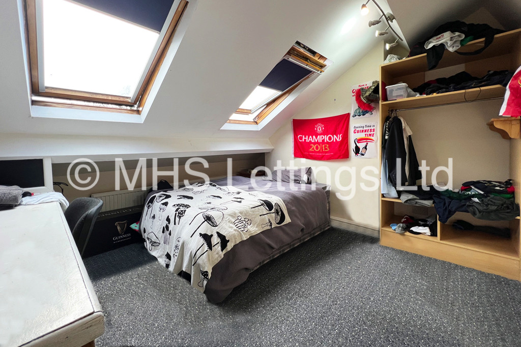 Photo of 8 Bedroom Mid Terraced House in 10 Kensington Terrace, Leeds, LS6 1BE