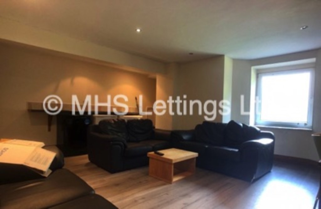 Photo of 8 Bedroom Mid Terraced House in 10 Kensington Terrace, Leeds, LS6 1BE