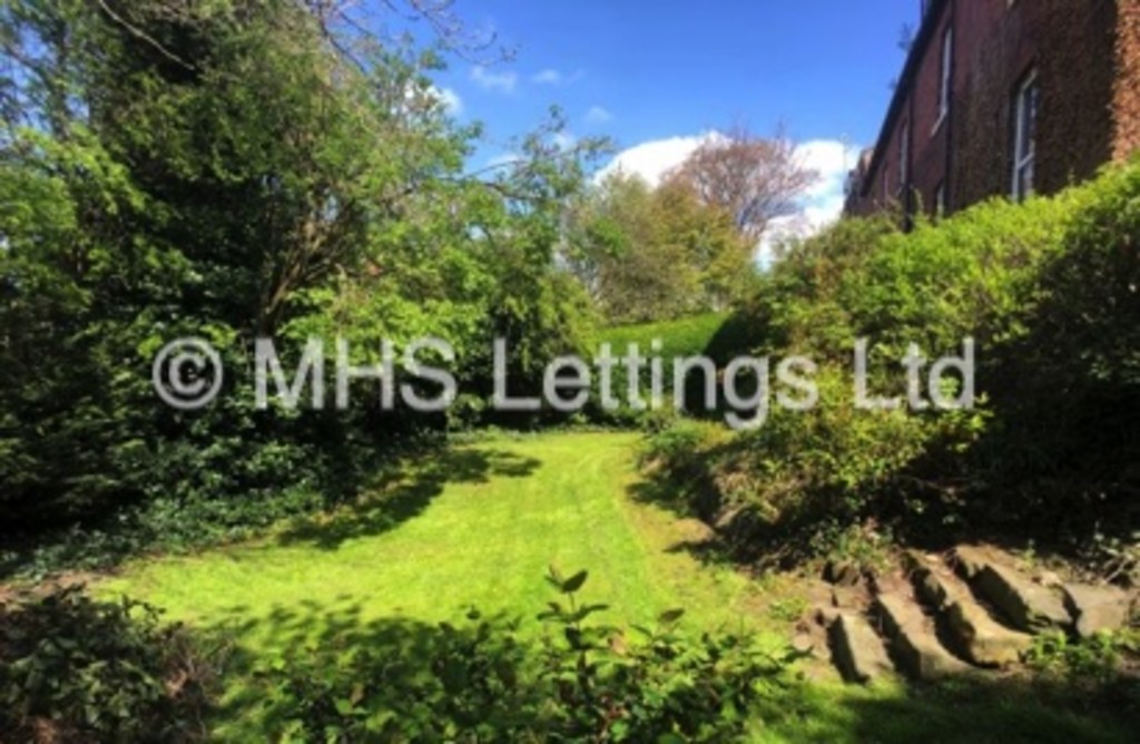 Photo of 8 Bedroom Mid Terraced House in 10 Kensington Terrace, Leeds, LS6 1BE