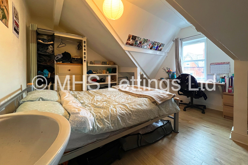 Photo of 7 Bedroom Mid Terraced House in 12 Richmond Mount, Leeds, LS6 1DG