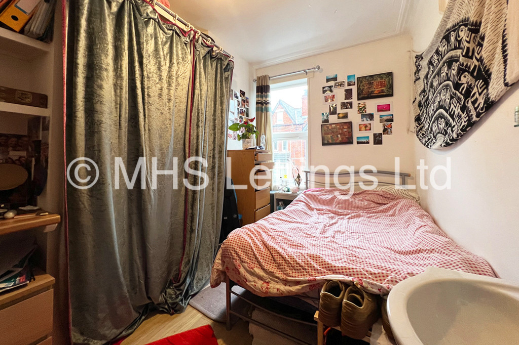 Photo of 7 Bedroom Mid Terraced House in 12 Richmond Mount, Leeds, LS6 1DG