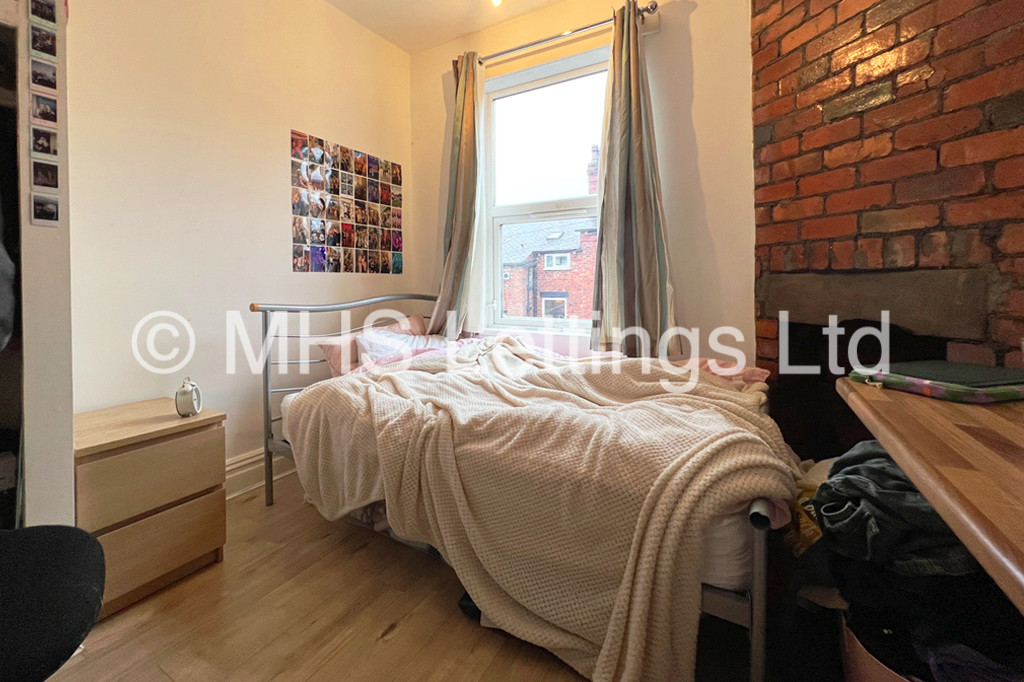 Photo of 7 Bedroom Mid Terraced House in 12 Richmond Mount, Leeds, LS6 1DG