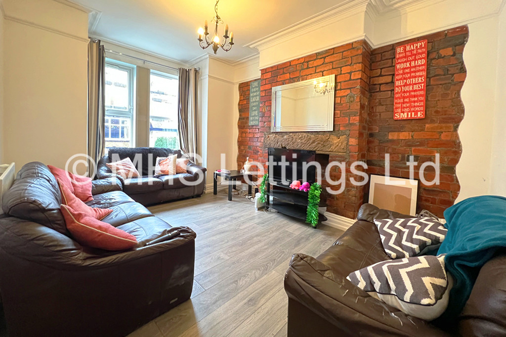 Photo of 7 Bedroom Mid Terraced House in 12 Richmond Mount, Leeds, LS6 1DG