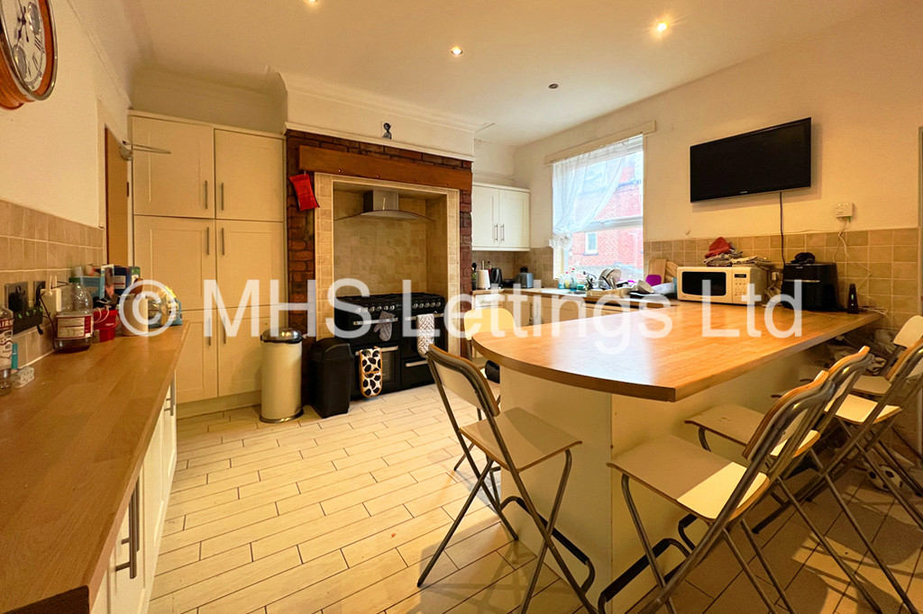 Photo of 7 Bedroom Mid Terraced House in 12 Richmond Mount, Leeds, LS6 1DG