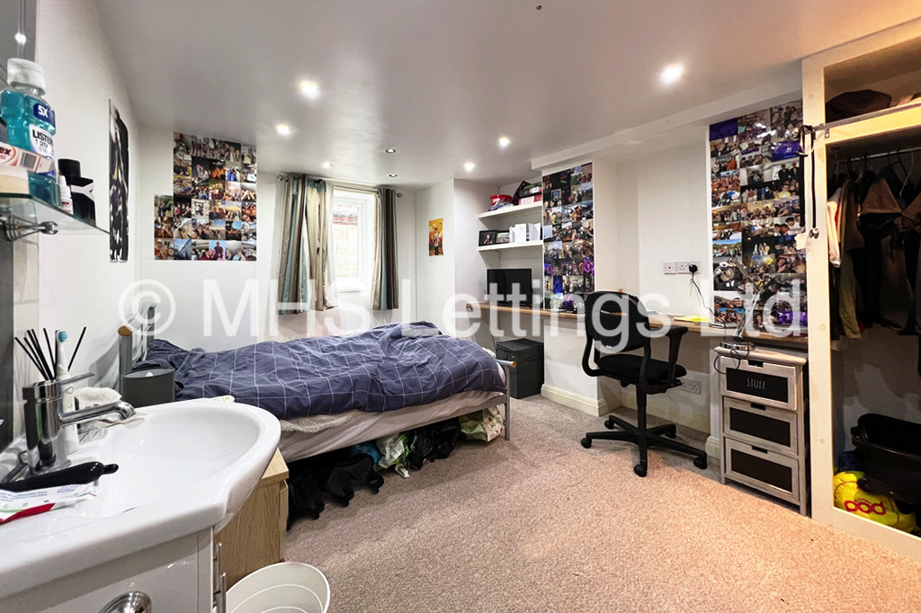 Photo of 7 Bedroom Mid Terraced House in 12 Richmond Mount, Leeds, LS6 1DG