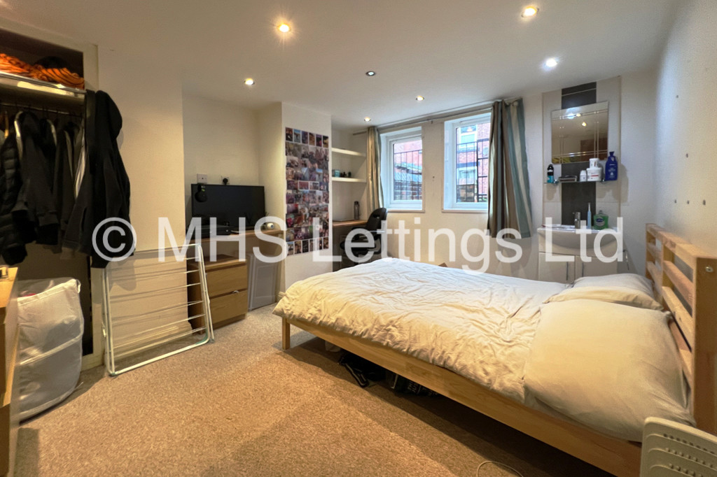 Photo of 7 Bedroom Mid Terraced House in 12 Richmond Mount, Leeds, LS6 1DG