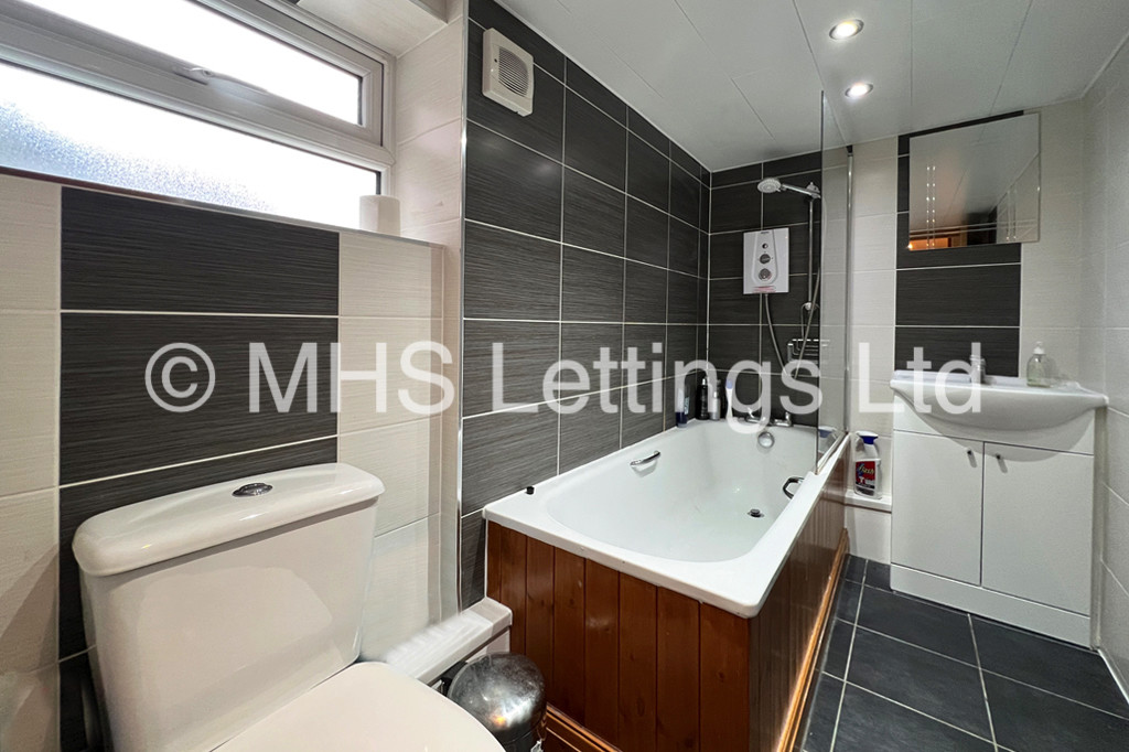 Photo of 7 Bedroom Mid Terraced House in 12 Richmond Mount, Leeds, LS6 1DG