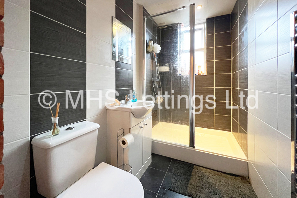 Photo of 7 Bedroom Mid Terraced House in 12 Richmond Mount, Leeds, LS6 1DG