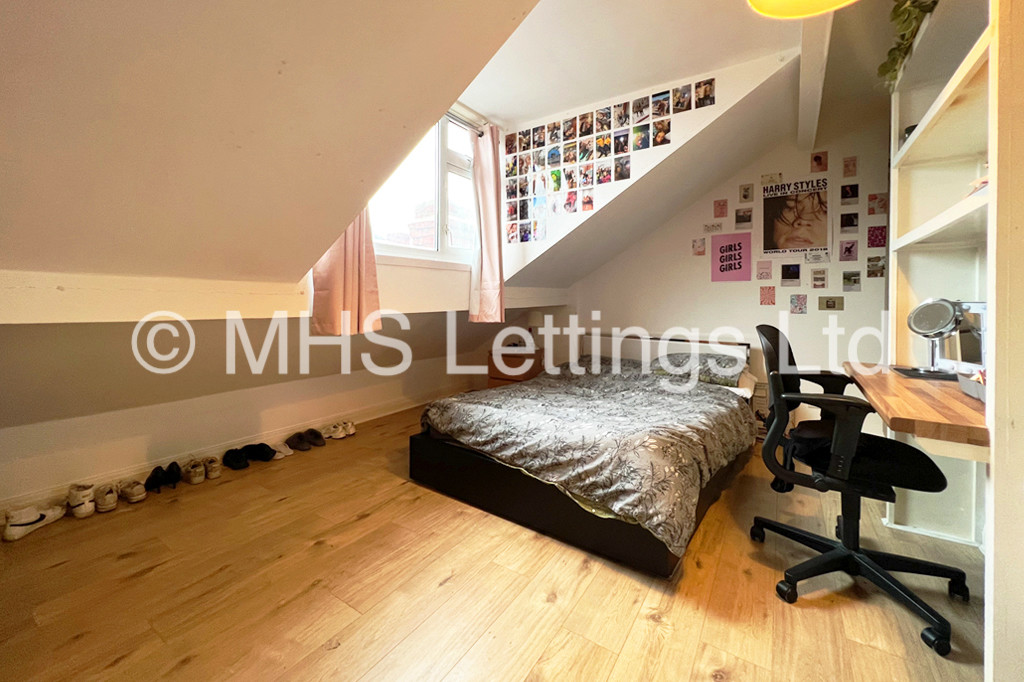 Photo of 7 Bedroom Mid Terraced House in 12 Richmond Mount, Leeds, LS6 1DG