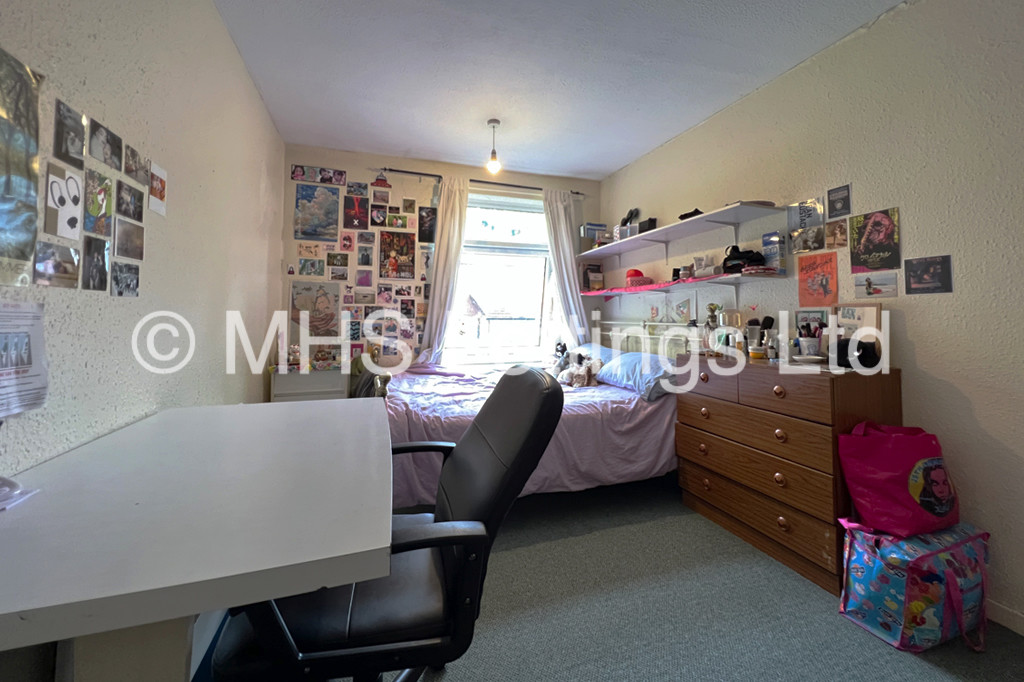 Photo of 3 Bedroom Mid Terraced House in 30 St. Johns Close, Leeds, LS6 1SE