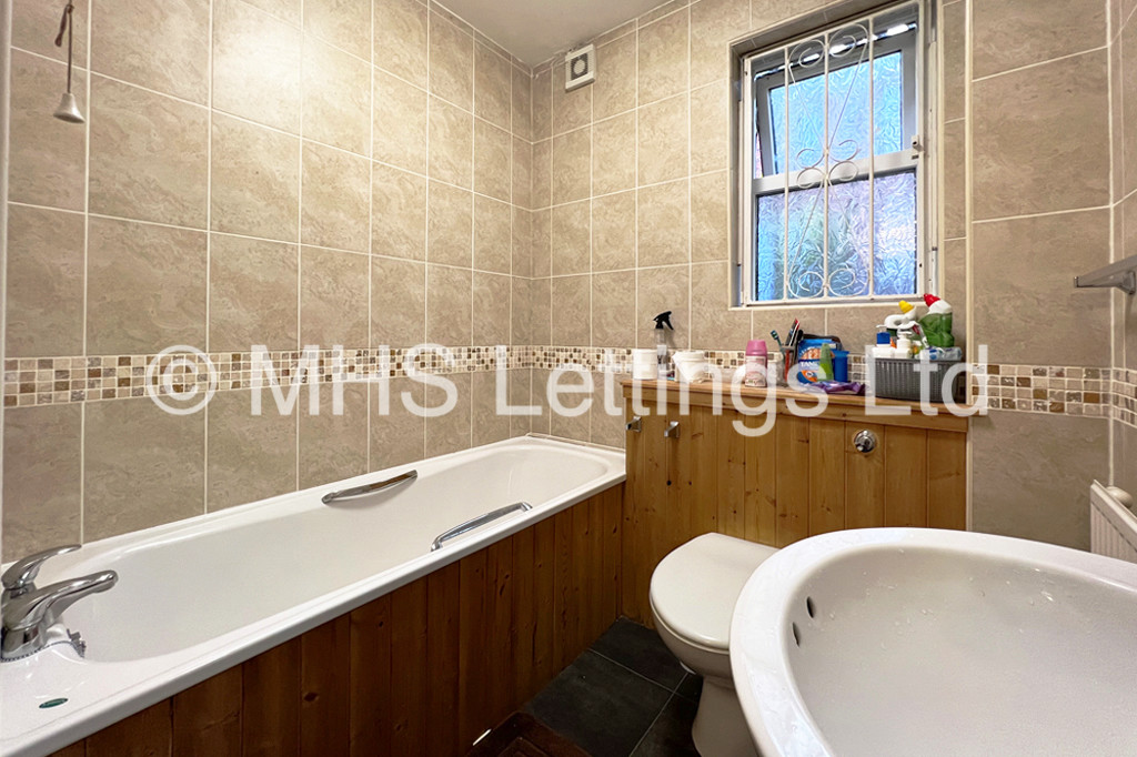 Photo of 3 Bedroom Apartment in Flat 7, Welton Road, Leeds, LS6 1EE